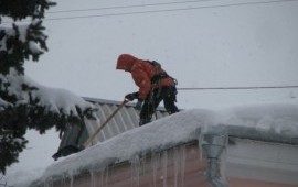 Очистка, уборка снега с крыш