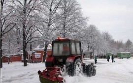 Уборка и вывоз снега. Трактор с щеткой