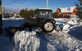 Чистка снега трактором с отвалом и щеткой