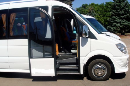 Перевозка людей на микроавтобусе VW Caravella