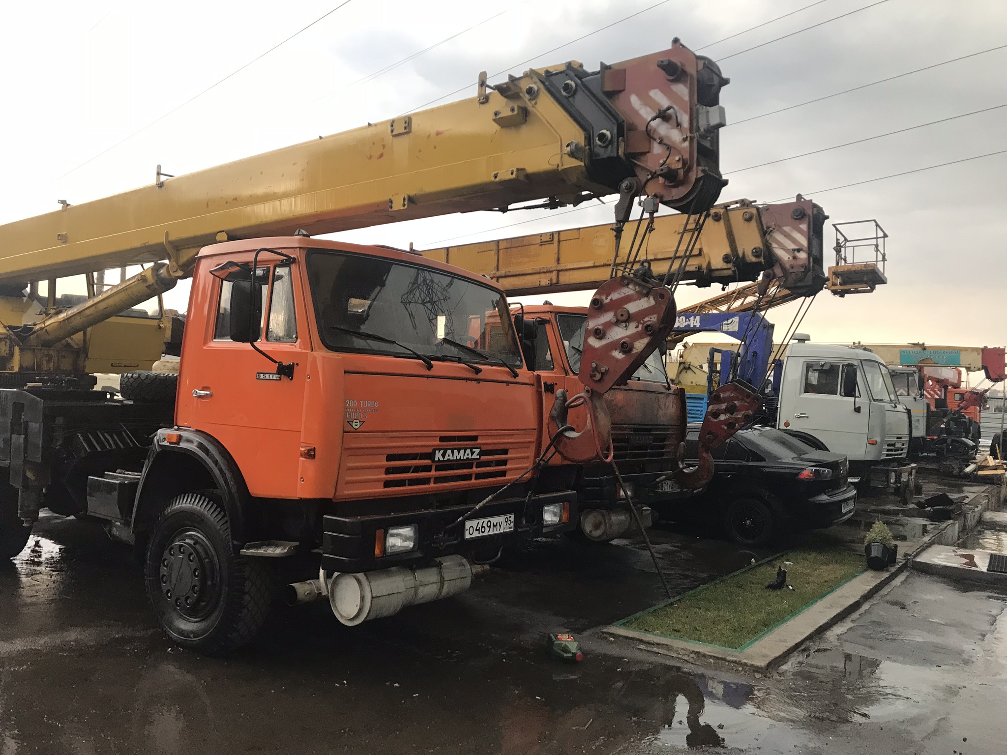 Зао автокран аренда. Мотовилиха автокран. Услуги крана с прицепом Абакан. Автокран с-10-ф. Автокран Днепр 25 тонн фото.