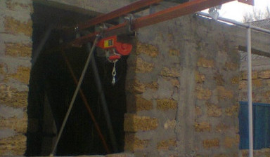 подъём строительных материалов подъёмником.