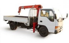 Кран манипулятор на шасси автомобиля Isuzu.