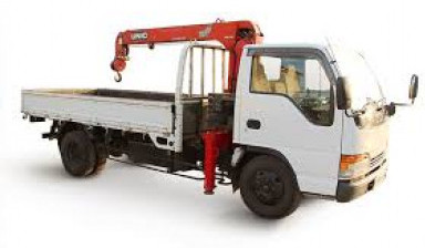 Кран манипулятор на шасси автомобиля Isuzu.