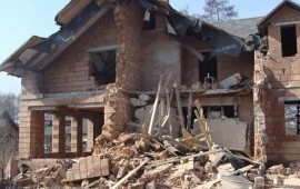 Демонтаж и вывоз стен, перегородок, строений