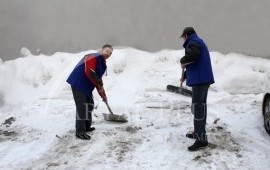 Уборка снега стоянки, магазины, крыши