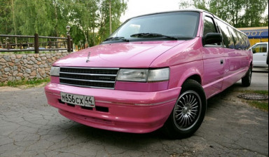Розовый лимузин Dodge Caravan