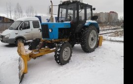 Уборка снега трактором