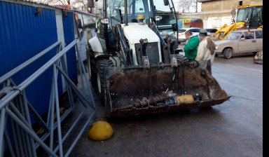 Экскаватор погрузчик в Судаке