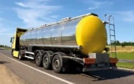 Оказывает услуги по перевозке