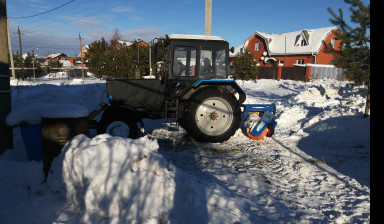 Чистка снега трактором с отвалом и щеткой в Липках