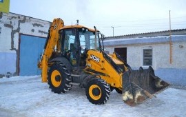 Экскаватор погрузчик. Песок, щебень, чернозём.