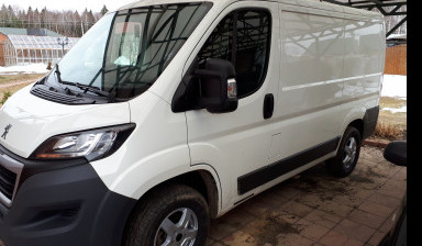 Современный автомобиль Peugeot Boxer