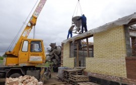 Бадья под бетон 0,5м3. Подача бетона.