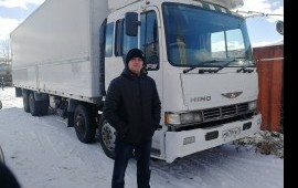 Грузовой фургон. Перевозка грузов услуги.