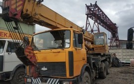 Кран на базе МАЗ- 25 тонн. Длина стрелы- 21 метр.
