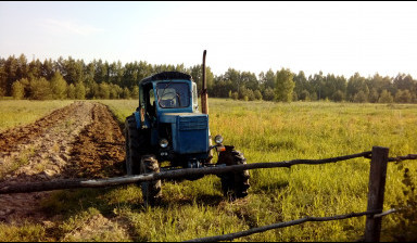 Вспашка земли плугом,рыхление почвофрезой.