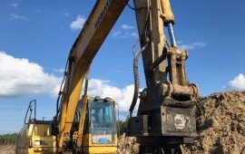 Гусеничный экскаватор "Komatsu PC220-8"