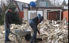 Уборка территории от мусора. Рабочие. Самосвалы.