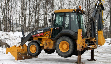 Экскаватор-погрузчик John Deere 325К 2012 г.в.