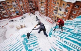 Рабочие. Уборка снега.