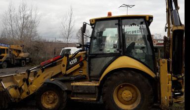 Услуги экскаватора-погрузчика+ гидромолот CAT 428F в Кемерово