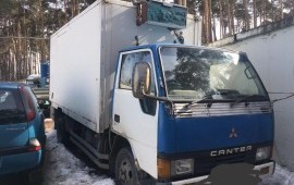 Грузоперевозки. Грузовой транспортный фургон.