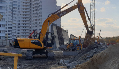Гусеничный полноповоротный экскаватор гидромолот