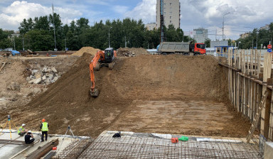Аренда экскаватора с опытным машинистом в Москве.