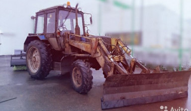 Уборка снега коммунальным отвалом и щеткой в Пскове