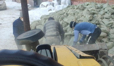 Экскаватор-погрузчик с гидромолотом в Омске.