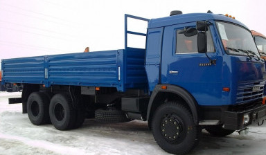 Бортовой камаз для грузоперевозок.