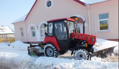 Коммунально уборочный трактор