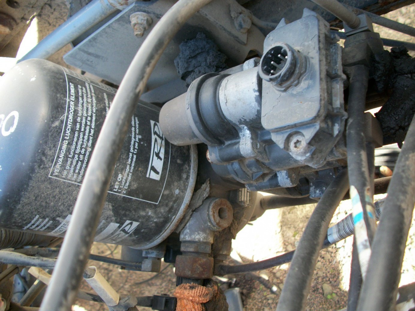 Блок подготовки воздуха в двигателе грузового автомобиля