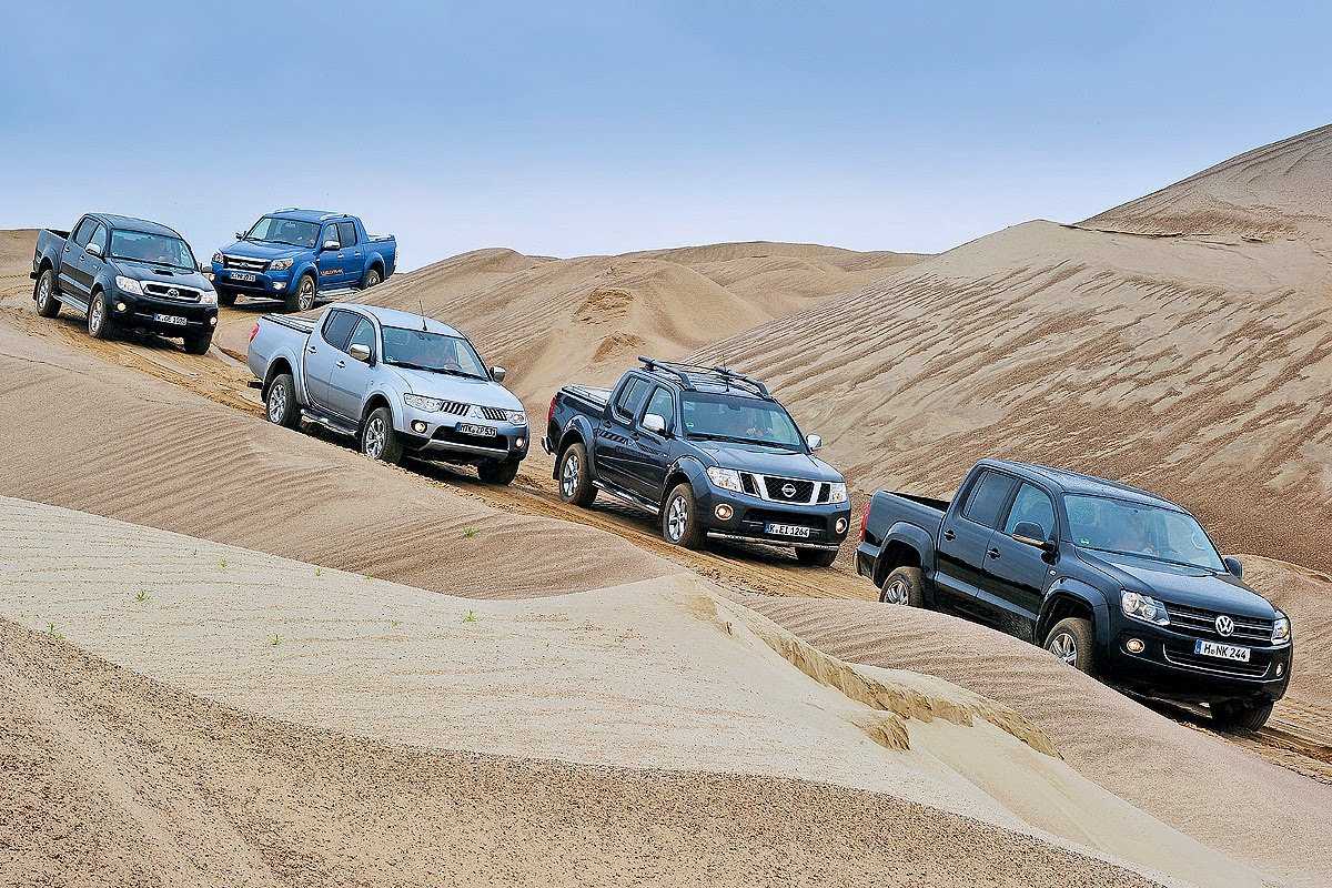 Пикап Nissan Navara в пустыне