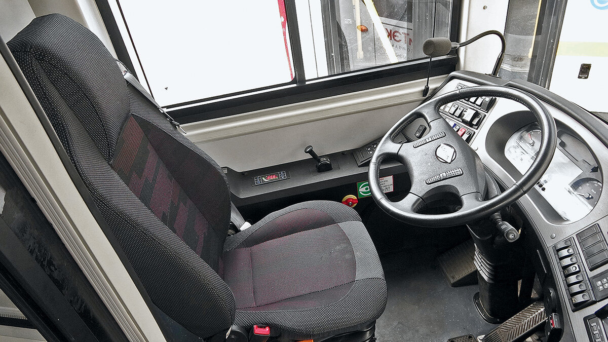 автобус Лотос-105 Рабочее место водителя