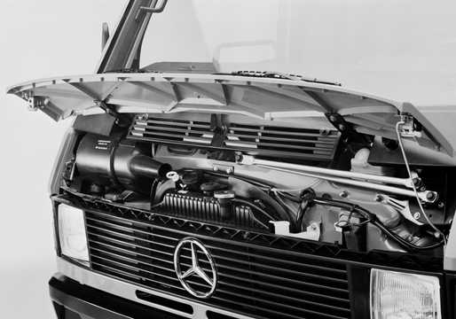 Mercedes-Benz 100 Engine