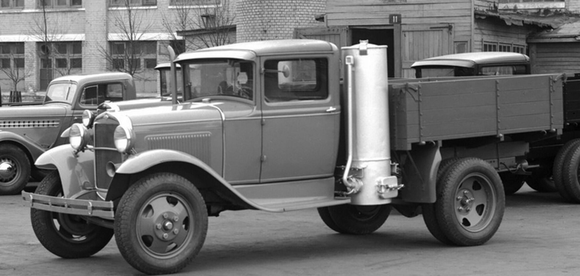 Газ 5 машины. ГАЗ-42 газогенераторный. ЗИС-5 газогенераторный. Фольксваген 1936 газогенераторный. ЗИС полуторка.