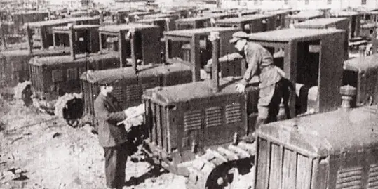 Тракторный завод в войну. Алтайский тракторный завод в г.Рубцовск. Завод АТЗ Рубцовск. Алтайский тракторный завод в годы войны 1941. Алтайский тракторный завод в годы войны.