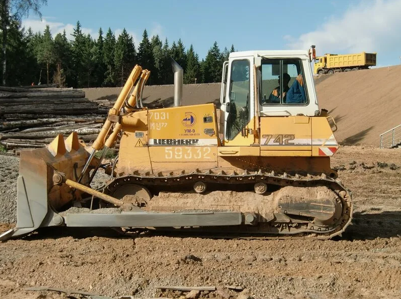 Найму бульдозер. Liebherr PR 742. Бульдозер Либхер 742. Либхер 676 бульдозер. Либхер 742 бульдозер технические характеристики.