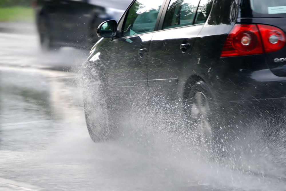 безопасное вождение на мокрой дороге во время дождя