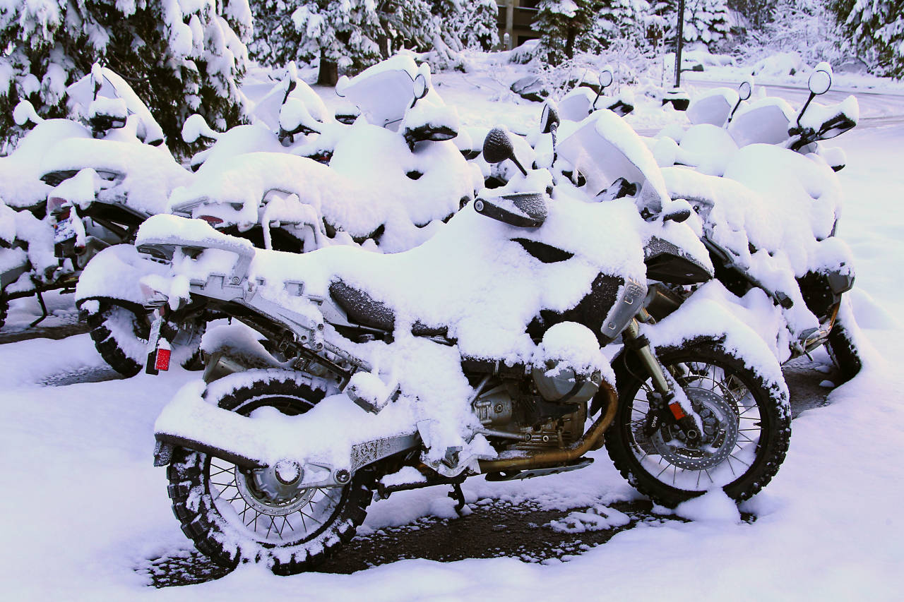 gde hranit motocikl zimoj
